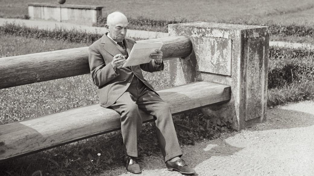 Prezident Emil Hácha odpočívá na lavičce v lánském parku, 1942