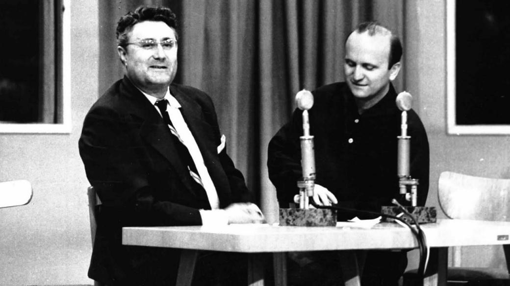 Autor pořadu Piš a slyš! Ivo Fischer (vpravo) u rozhlasového mikrofonu