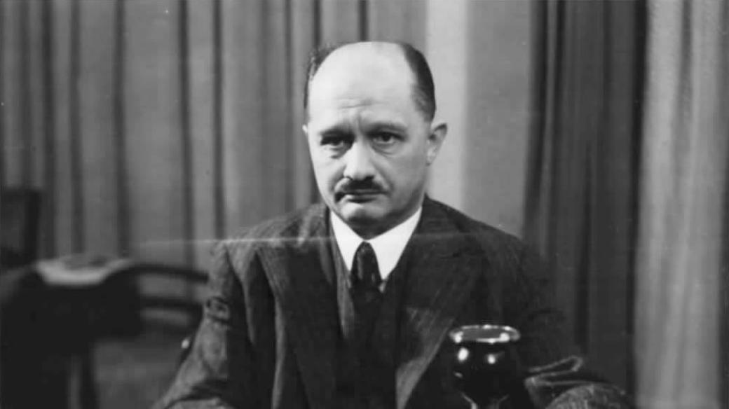 Detektiv Zdeněk Bubník v rozhlasovém studiu (1936)
