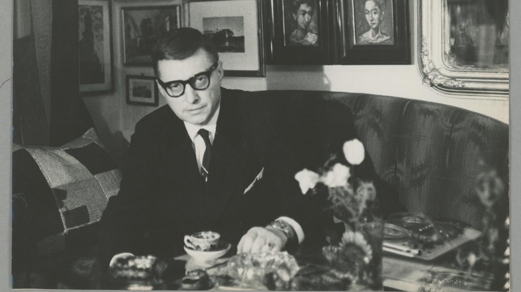 Ladislav Fuks ve svém bytě 1964