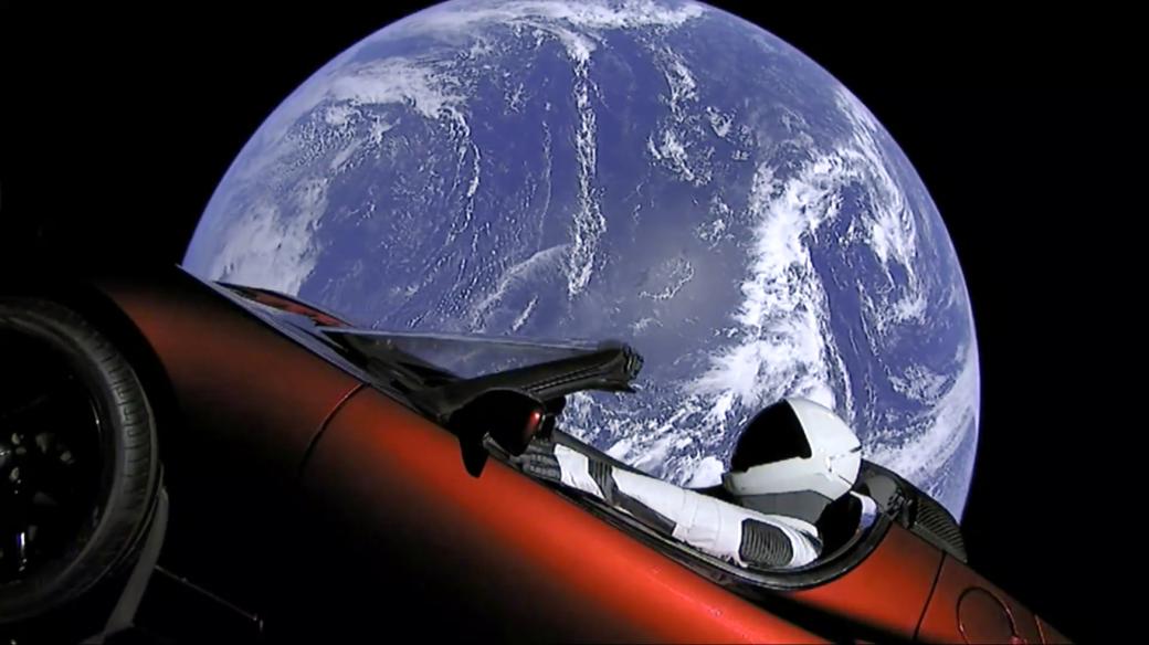 Tesla ve vesmíru (Falcon Heavy)