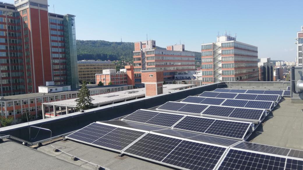 Fotovoltaická elektrárna na střeše knihovny a galerie Baťova institutu ve Zlíně