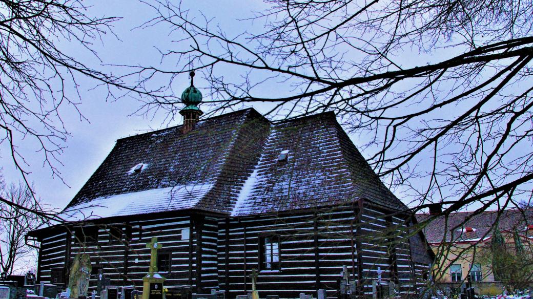 Hřbitovní a farní kostel sv. Jana Křtitele ve Slavoňově je kulturní památkou