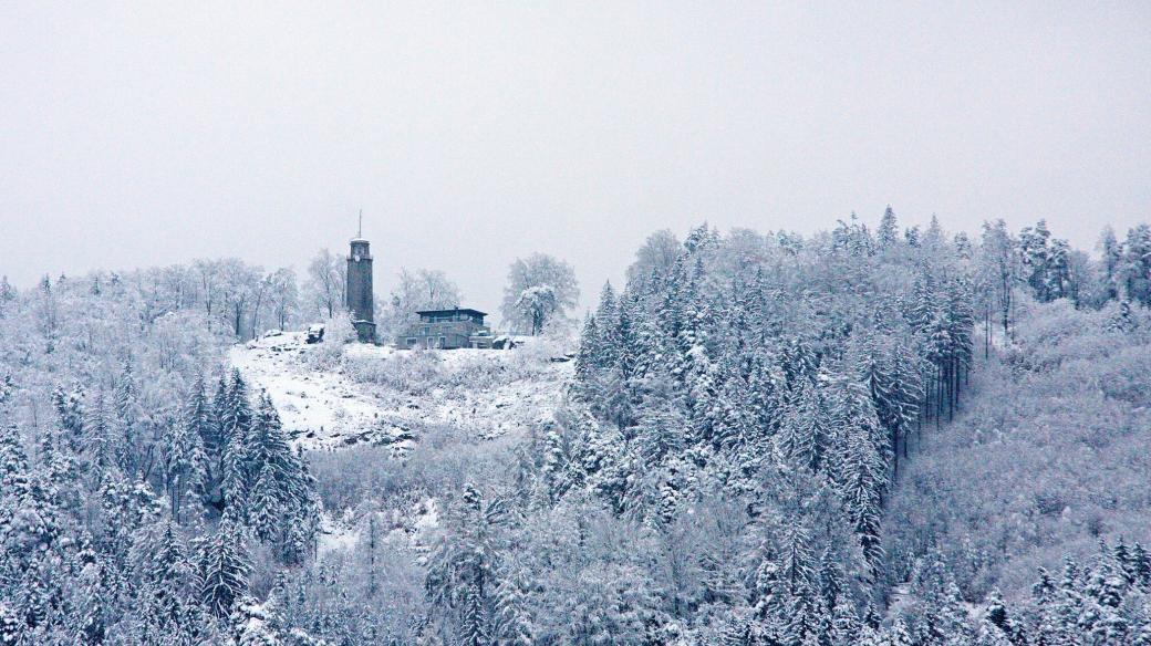 Prosečský hřeben s rozhlednou a chatou