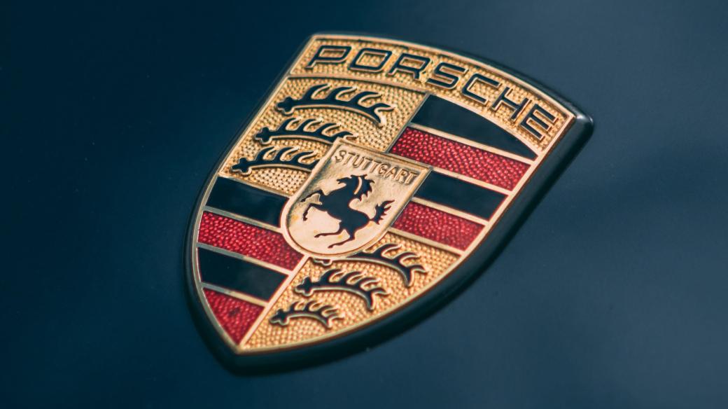 Porsche: logo na kapotě vozu