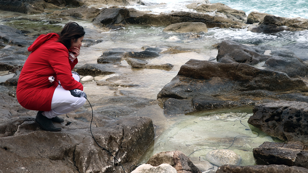 Manja Ristić natáčí na pobřeží ostrova Korčula