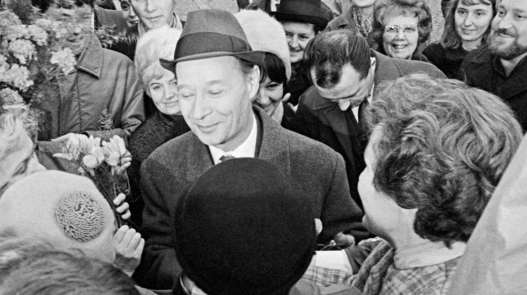 Ve středu 27.listopadu 1968 v ranních hodinách se shromáždili obyvatelé Prahy i mimopražští, aby pozdravili prvního tajemníka ÚV KSĆ Alexandra Dubčeka a blahopřáli mu k narozeninám