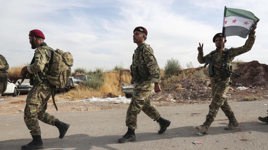 Příslušníci Tureckem podporované Svobodné syrské armády přecházejí hranici do Sýrie
