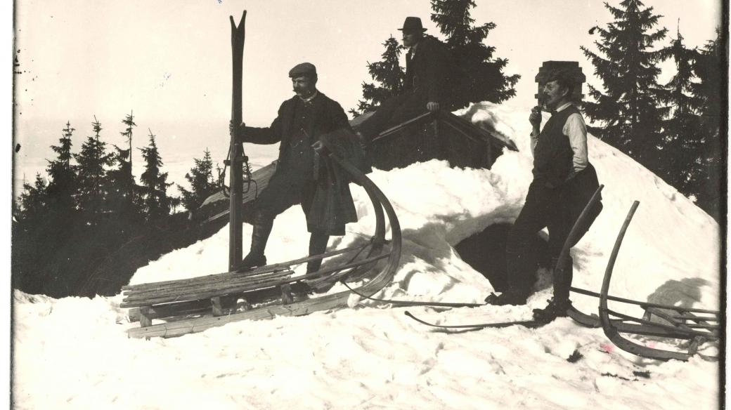 Josef Rössler-Ořovský s přáteli na lyžích