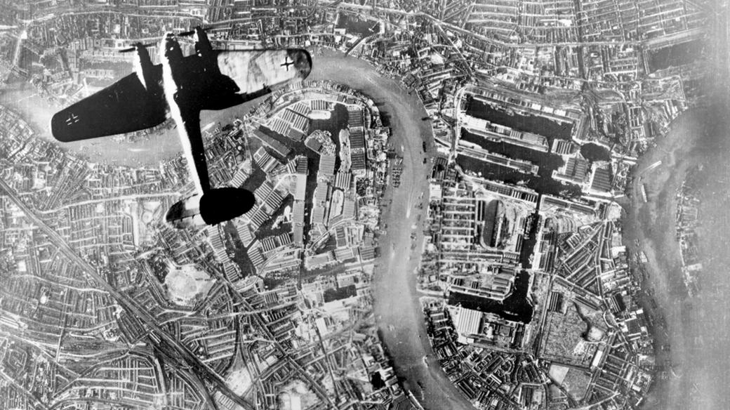 Německý bombardér nad Londýnem.jpg