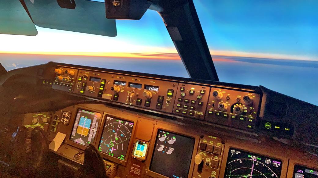 V cockpitu Boeingu 777