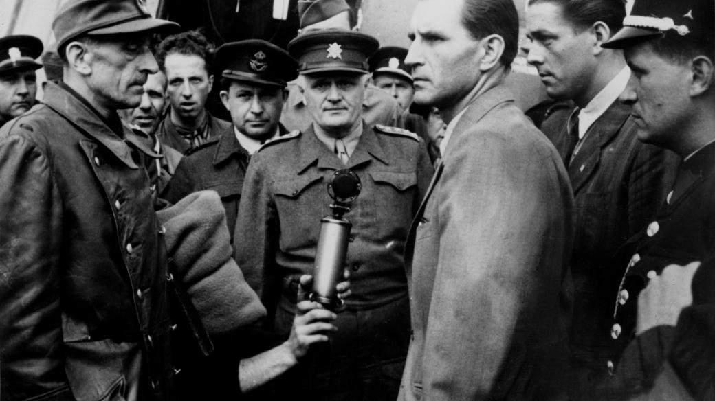 Dne 8. srpna 1945 byl letadlem dopraven do Prahy a Američany předán nacistický zločinec, bývalý německý státní ministr Karl Hermann Frank (vlevo)