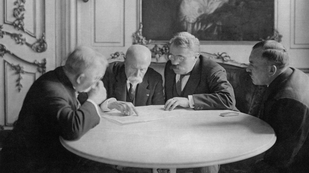 Předseda senátu Mořic Hruban, prezident Tomáš Garrigue Masaryk, předseda vlády František Udržal a ministr veřejných prací Jan Dostálek na snímku z roku 1929