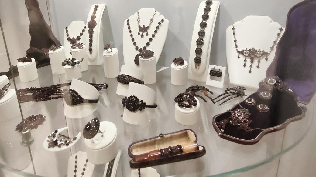 Kolekce českých granátových šperků na světové výstavě EXPO 2020 v Dubaji