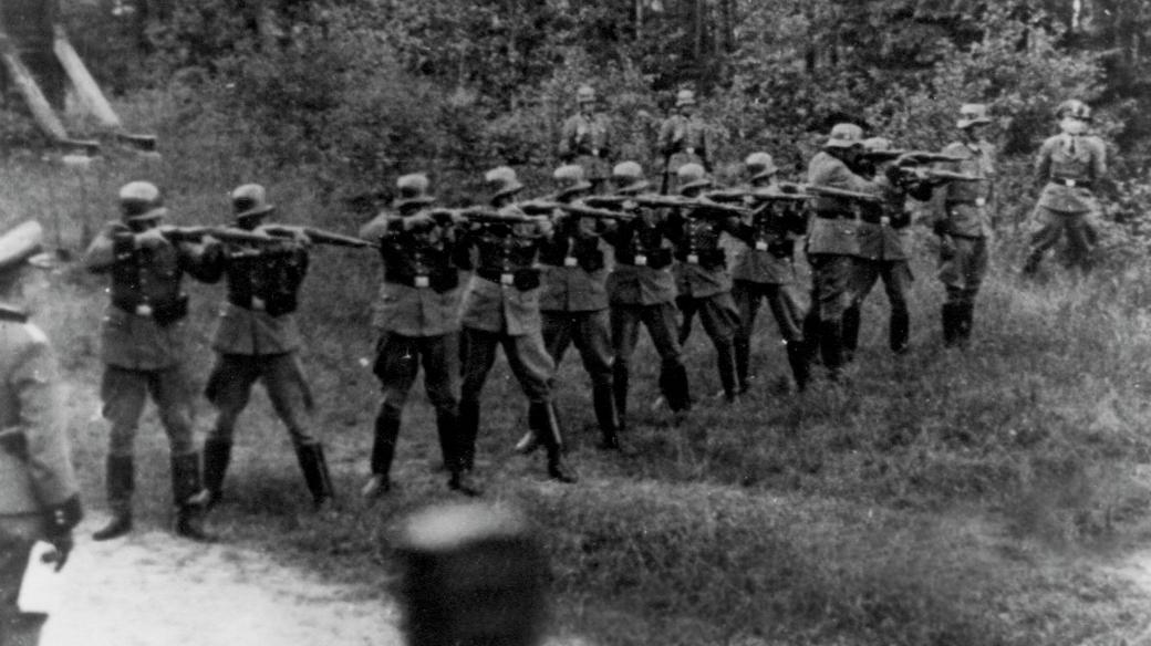 V roce 1946 se podařilo nalézt soubor 15 otřesných snímků, pořízených na popravišti v Lubech u Klatov 22. června 1942, který zachycuje smrt deseti vlastenců, mezi nimi i pěti bývalých důstojníků čs. armády