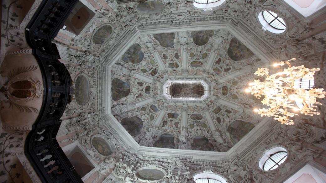 Barokní kaple je tahákem zámku v Cholticích. Mezi bohatou výzdobou najdeme i sochy 8 největších kacířů doby