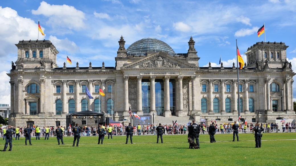 Demonstrace proti opatřením kvůli koronaviru proběhla před německým Bundestagem poslední srpnovou sobotu