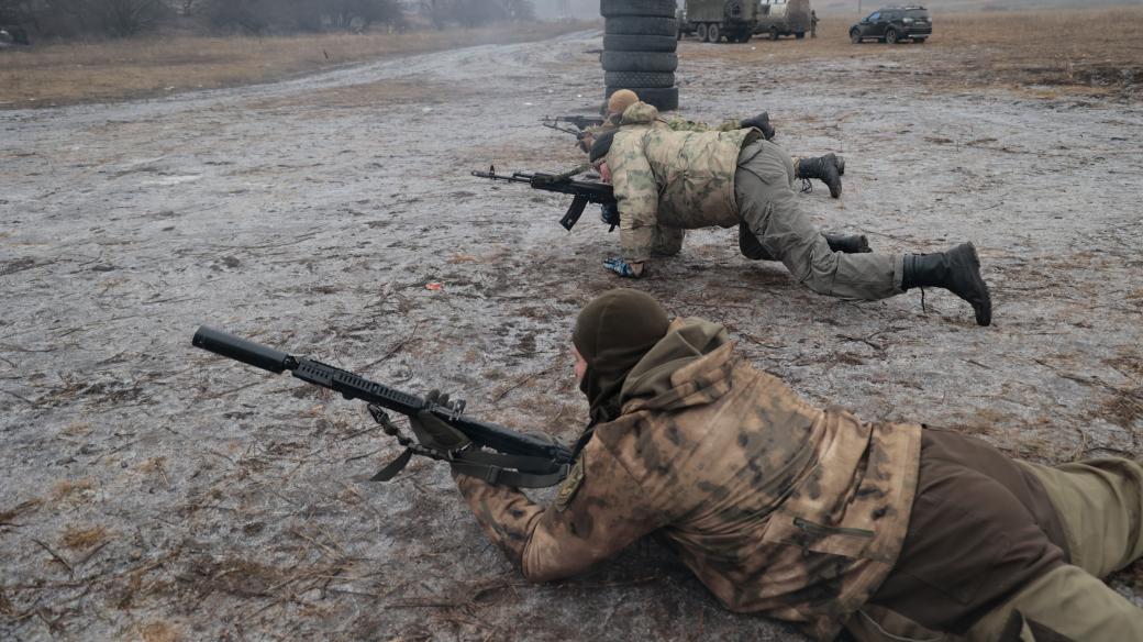 Vojáci ruské armády cvičí v Ruskem kontrolované Doněcké oblasti na východní Ukrajině