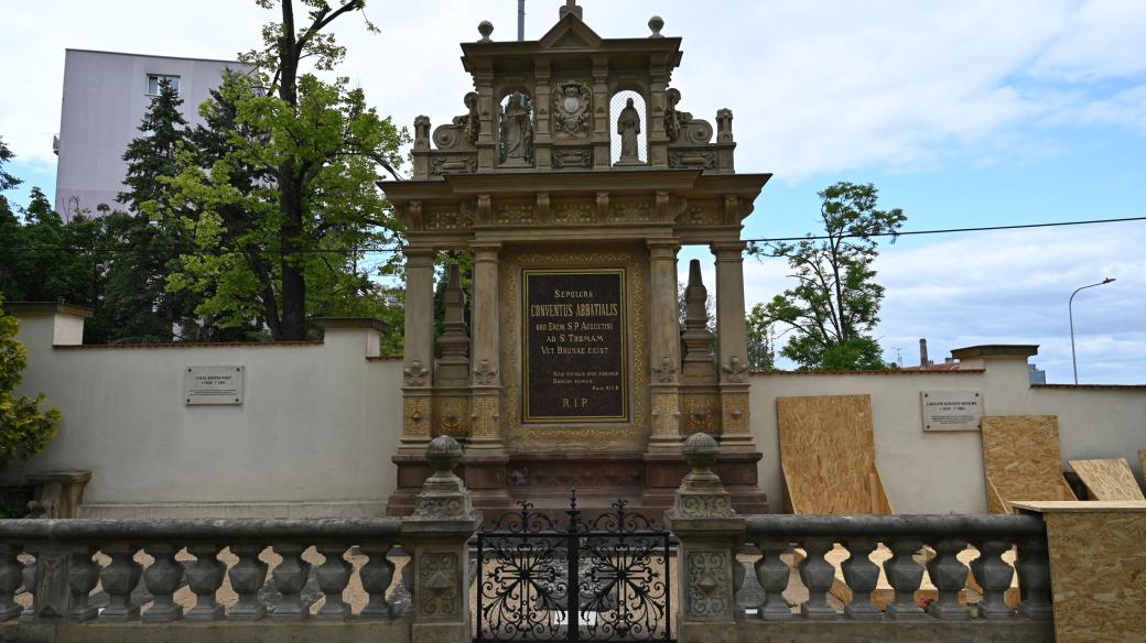 Mendel je pochován na brněnském Ústředním hřbitově