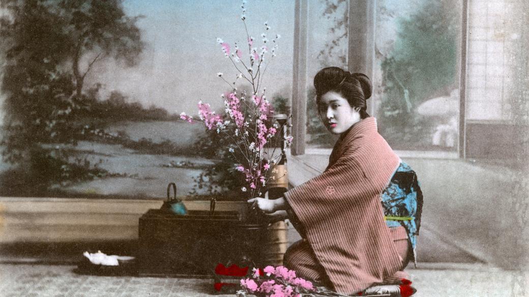 Japonská gejša aranžuje květiny (ilustrační foto)