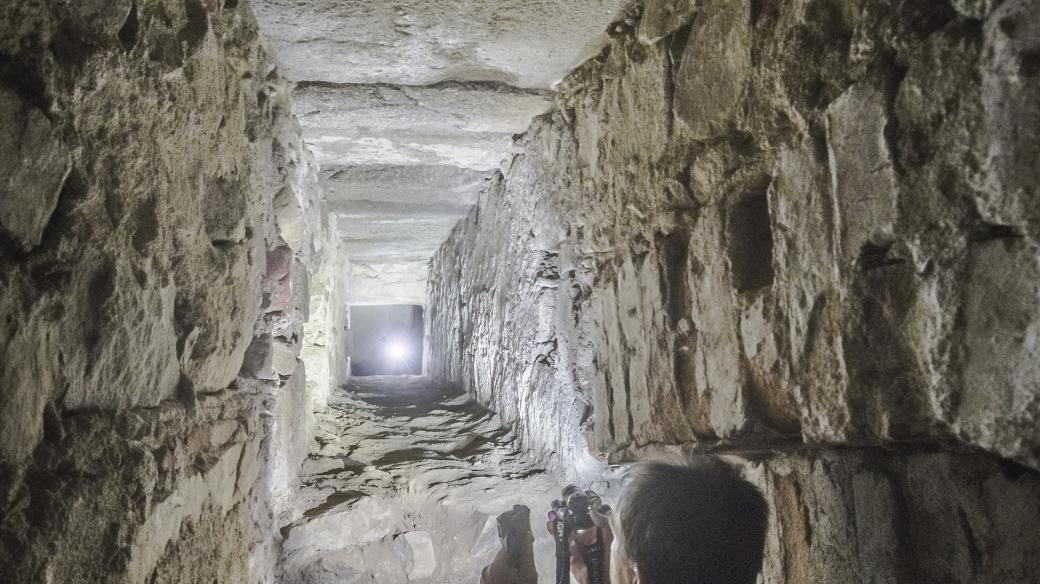 Archeologové objevili soustavu dutin v severní zdi lodi kostel sv. Jiljí, která měla sloužit jako přístupová chodba s trezorovou místností. V ní se nacházela nepřístupná dutina o průměru pouze 26 x 16 centimetrů.