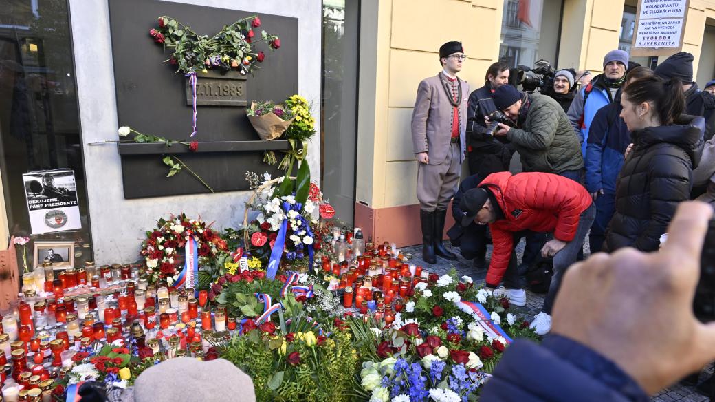 17. listopad: lidé zapalují svíčky u památníku na Národní třídě v Praze