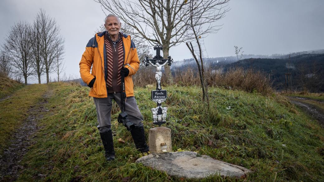 Stanislav Schneedorf obnovuje kříže ze zaniklých šumavských vesnic, na snímku u Želnavy