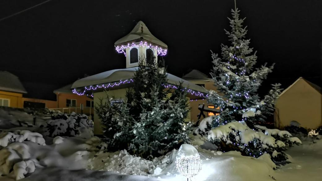 Vánoční výzdoba v Hroznatíně na Třebíčsku