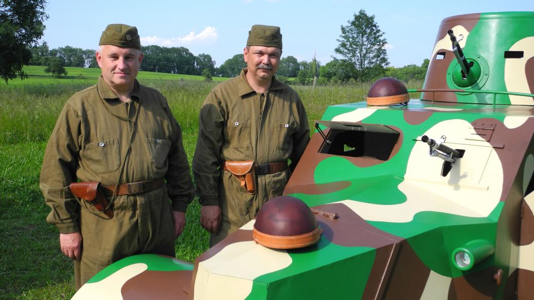Leopold Vlk a František Hyčka postavili repliku obrněného vozidla Tatra