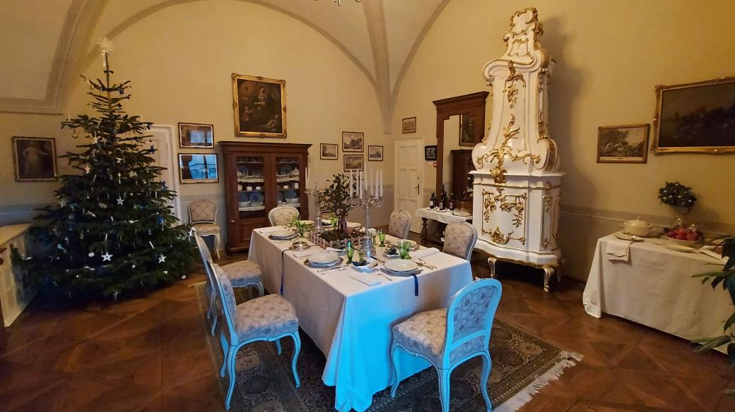 V jídelně slatiňanského zámku je prostřeno ke štědrovečerní večeři