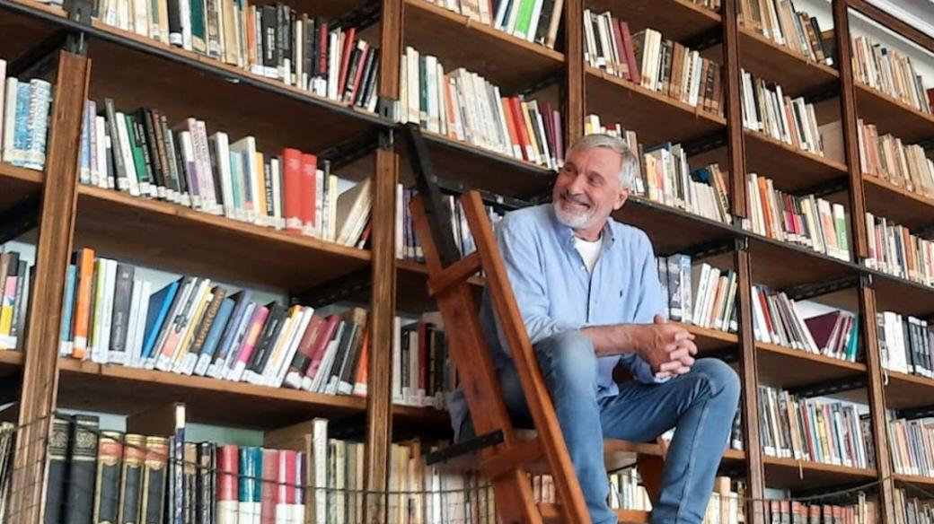 Jan Čenský pracovně navštívil knihovnu Severočeského muzea v Liberci, naše redaktorka si s ním povídala o knihách