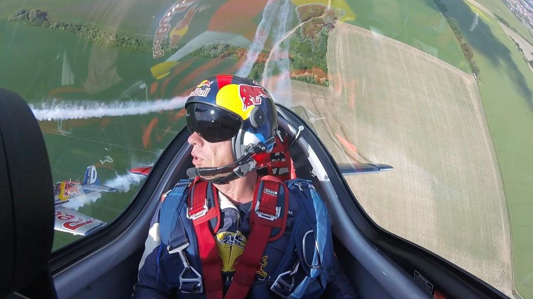 Jan Rudzinskyj, pilot z akrobatické skupiny The Flying Bulls Aerobatics Team