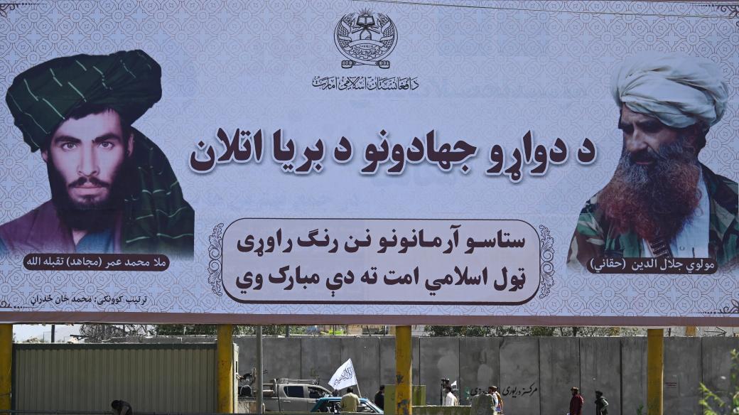 Billboard u silnice v Kábulu zobrazuje dva afghánské vůdce Tálibánu Mullaha Umara (vlev) a Džalaludína Hakkáního