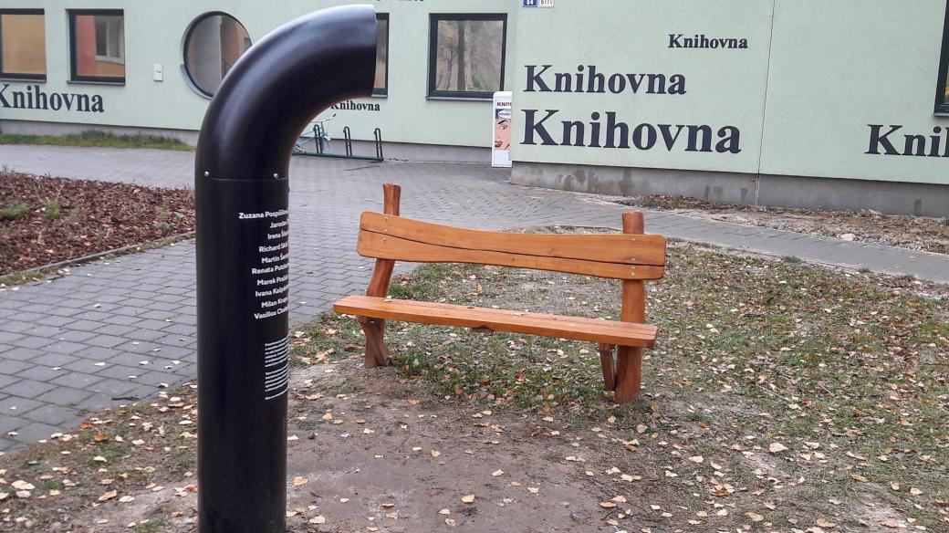 Ostravský Poeziomat stojí před budovou místní knihovny