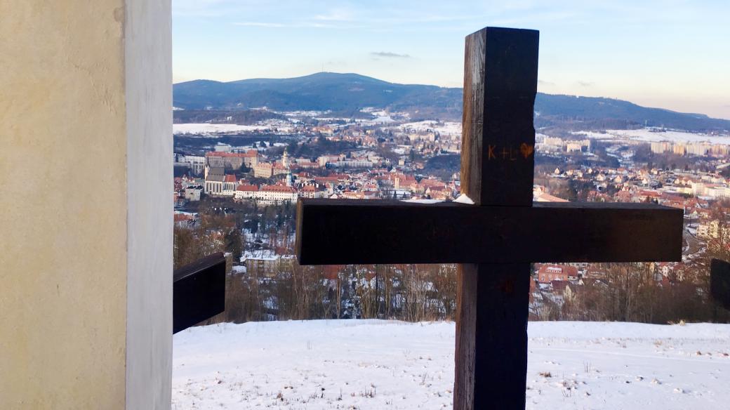 Výhled z Křížové hory na Český Krumlov. Poutní areál ožil díky nadšencům, teď sem chtějí vrátit zvon