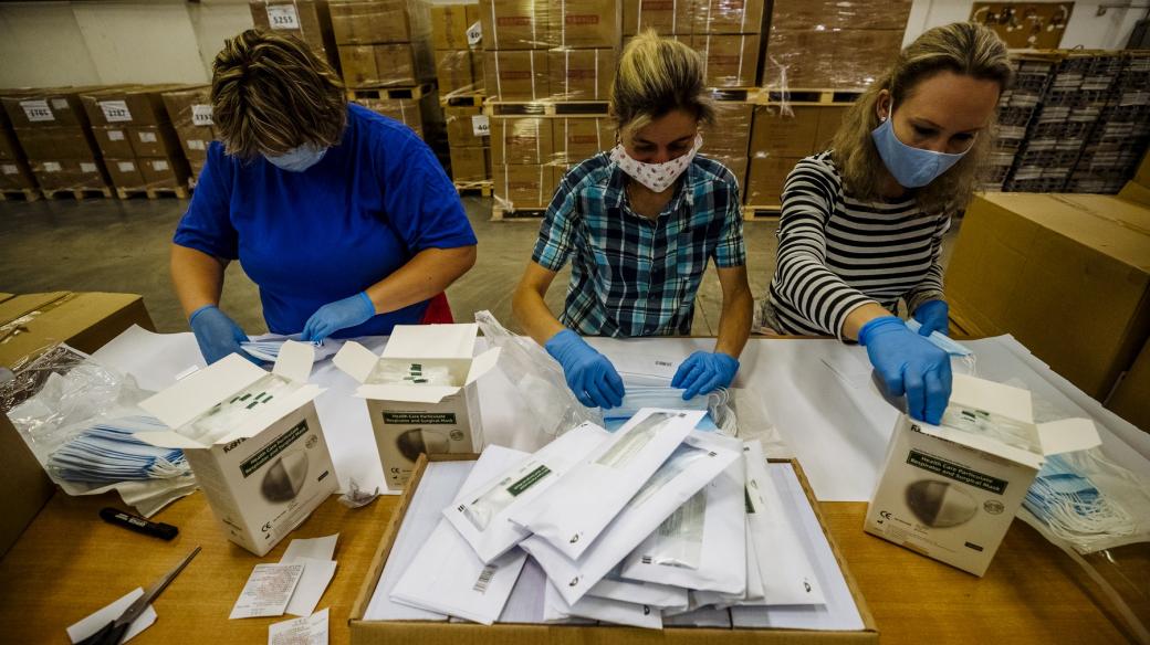 Česká pošta převzala dodávku respirátorů a roušek, které bude distribuovat lidem na 60 let