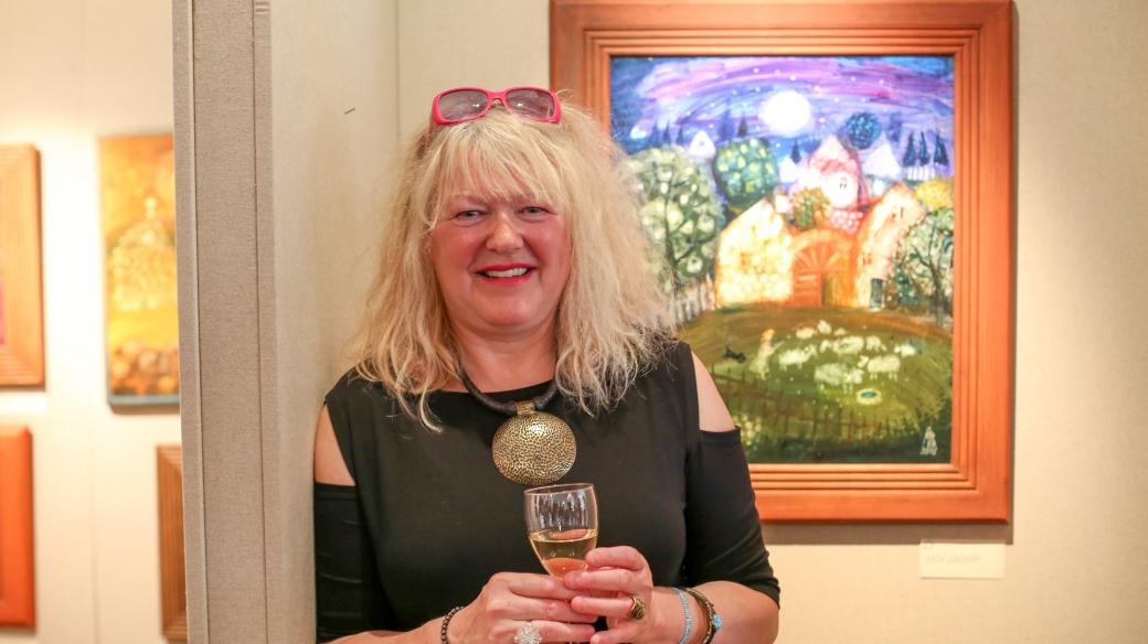 Malířka Renata Štolbová na vernisáži výstavy svých obrazů v písecké galerii Sladovna v roce 2018