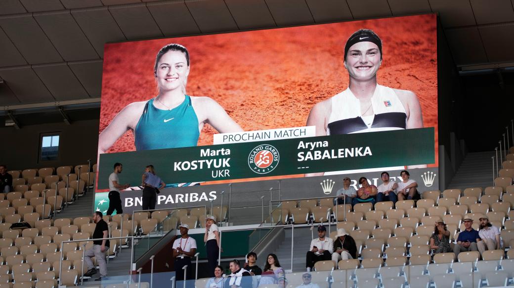 Tenisový zápas na pařížském Roland Garros mezi Ukrajinkou Martou Kosťukovou a Běloruskou Arynou Sabalenkovou