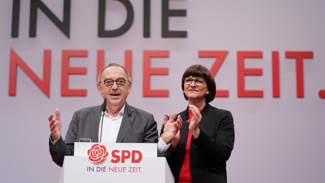 Noví předsedové německé SPD Saskia Eskenová a Norbert Walter-Borjans 