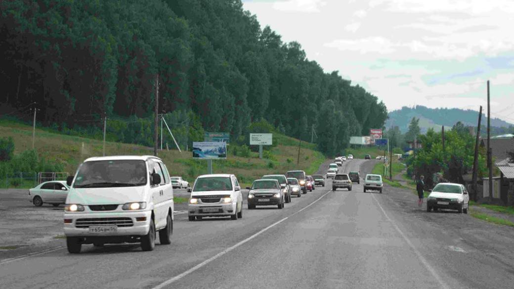Proud aut ruských turistů směřujících na Altaj na Sibiři 