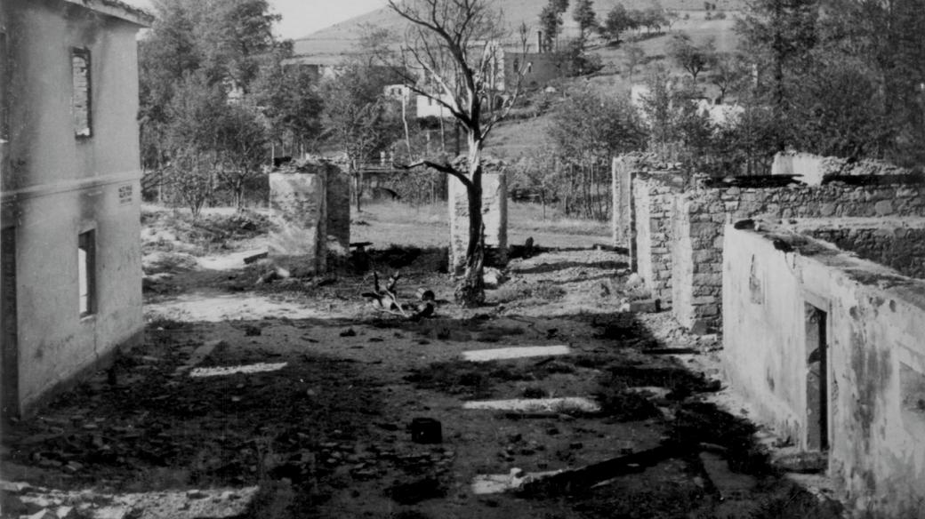 Ohořelé trosky ležáckých domů stály v údolí déle než rok a se zemí byly srovnány teprve na podzim 1943