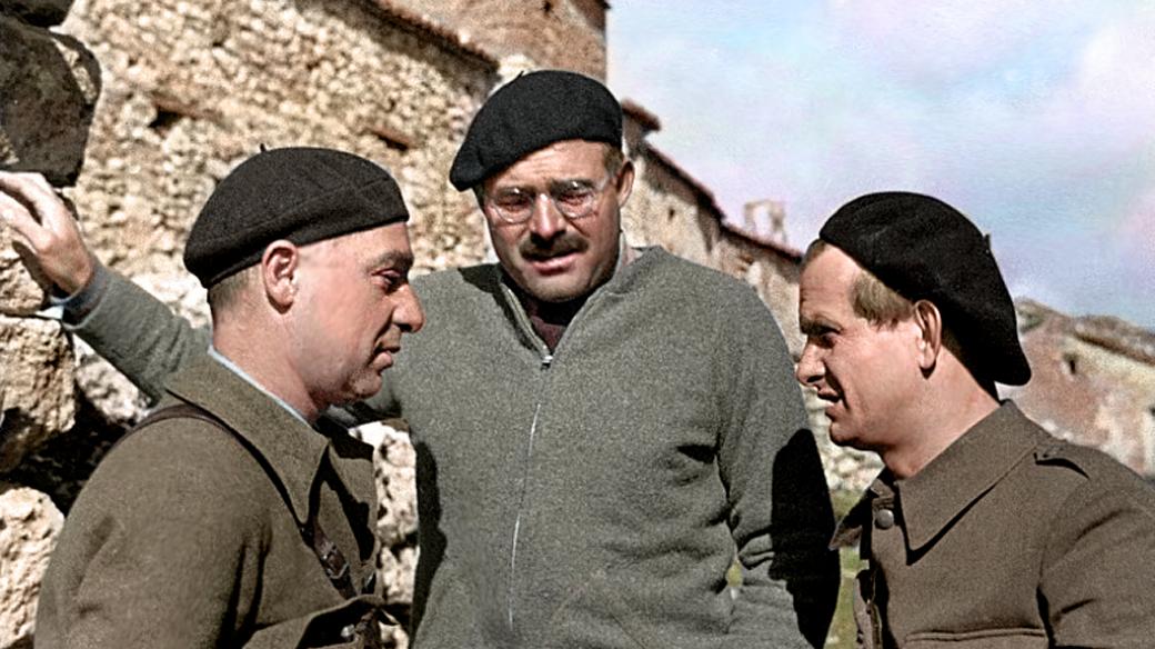 Ernest Hemingway s Iljou Erenburgem a Gustavem Reglerem během občanské války ve Španělsku (1937)