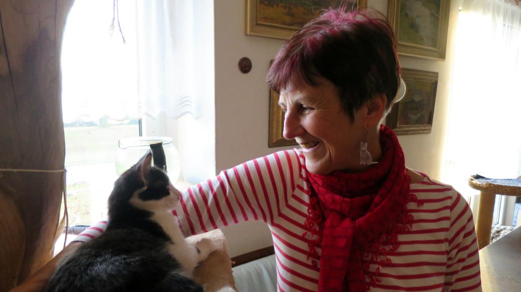 Jarmila Tauberová a jedna ze stovky koček, o které pečuje