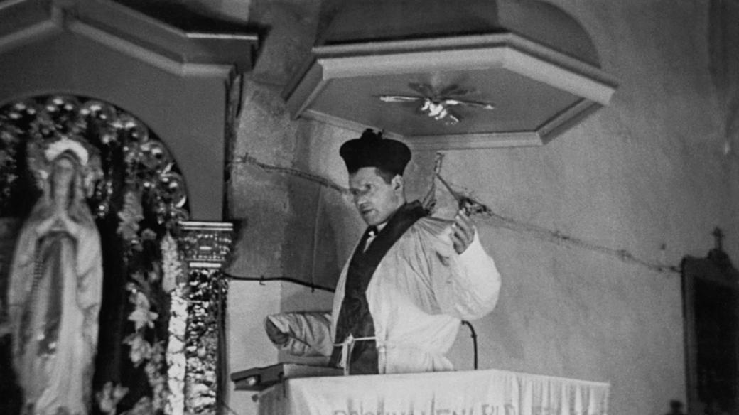 Kněz Josef Toufar při rekonstrukci zázraku v Čihošti 