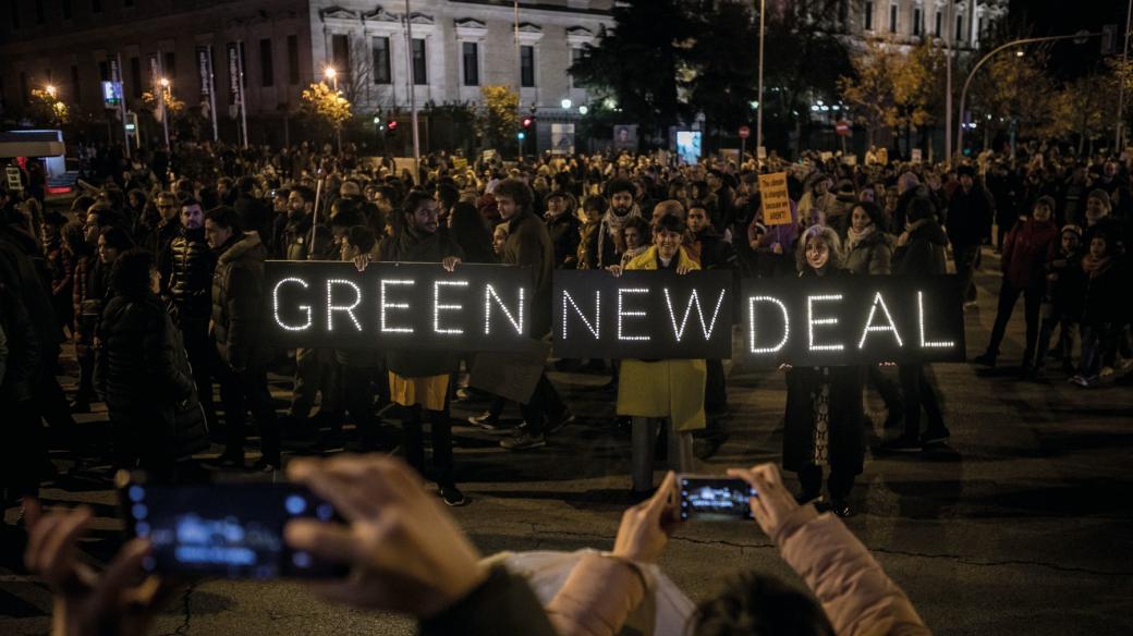 Green New Deal se přibližně překládá jako Nový zelený úděl.