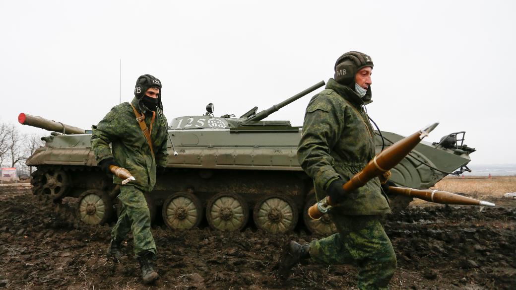 Proruští ozbrojenci samozvané Doněcké lidové republiky během vojenského cvičení nedaleko města Gorlivka na Ukrajině