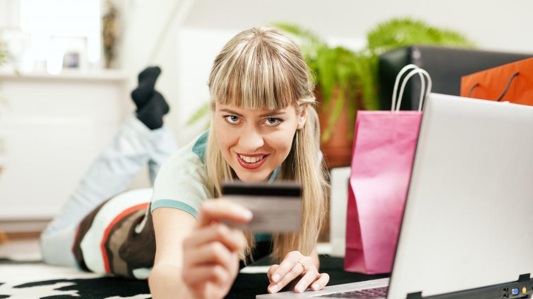 Nakupování na internetu, e-shop, eshop, platební karta. Ilustrační foto