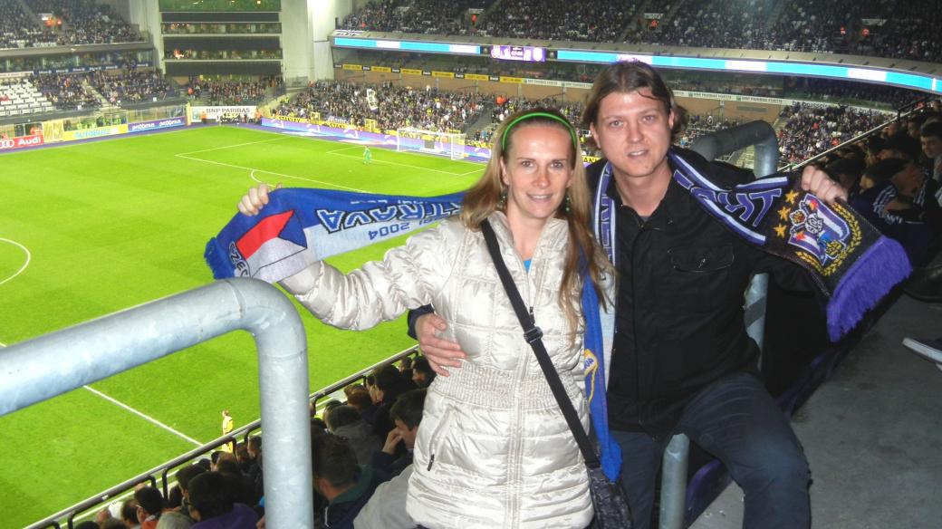 S manželkou a šálami v Belgii - hřiště Anderlechtu