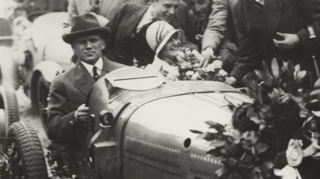 Eliška Junková společně se svým manželem Čeňkem po návratu ze závodu Targa Florio (1928)