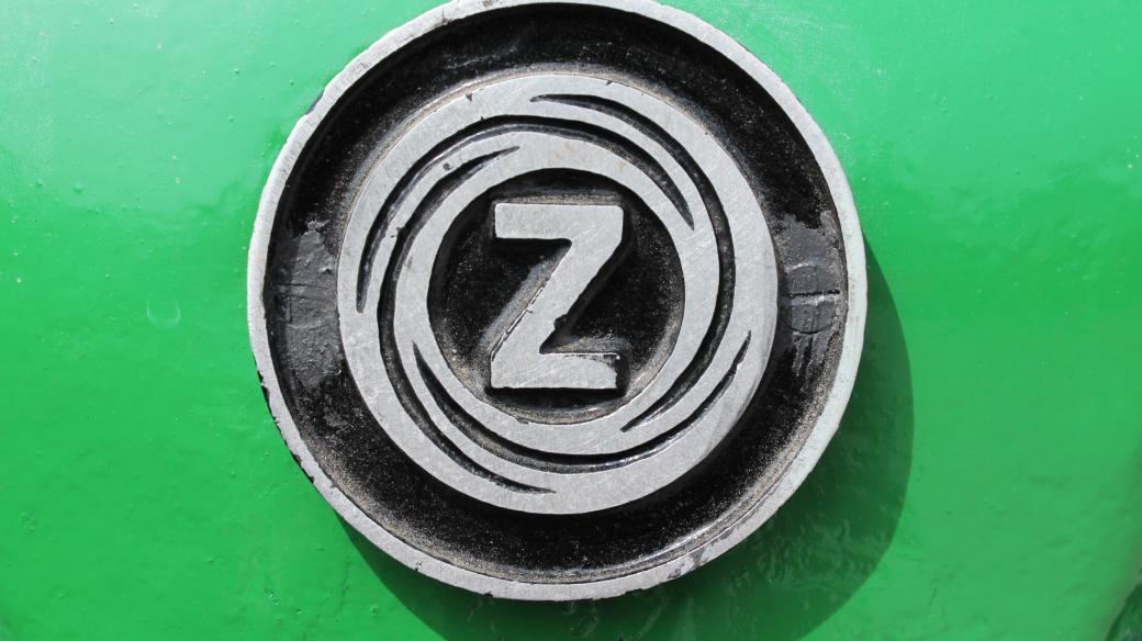 Logo Zbrojovky Brno na traktorech bylo po roce 1945 známé po celém světě